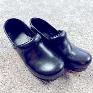 Brand new Dansko black clogs size 40 wide